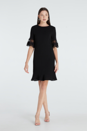 เดรสดำแต่งปลายแขนลูกไม้ทรงหางปลา